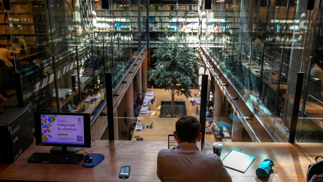 Imagen de interior de la biblioteca biomedica