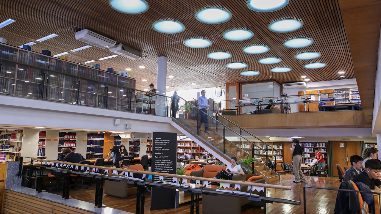 Interior de biblioteca de derecho y comunicaciones