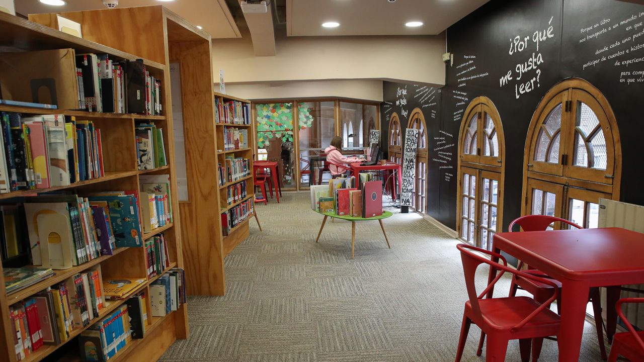 Interior de biblioteca escolar futuro