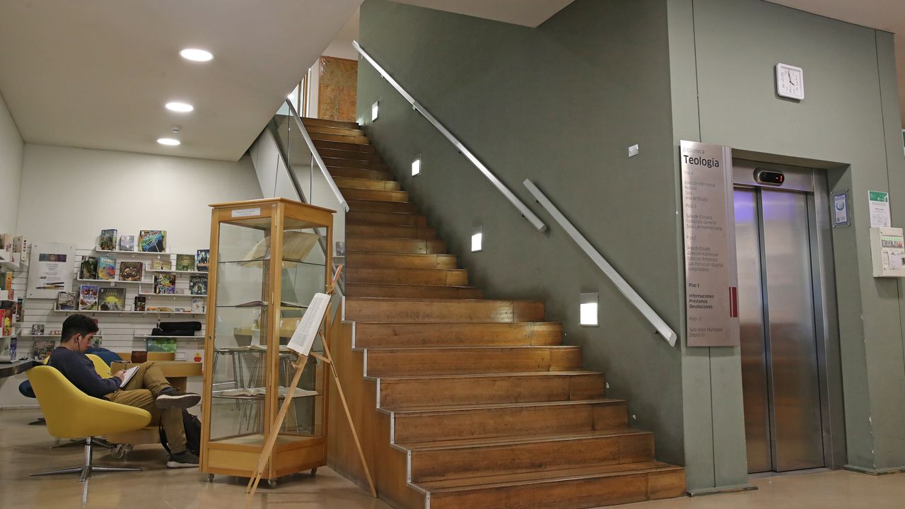 Imagen hall de acceso biblioteca de teología