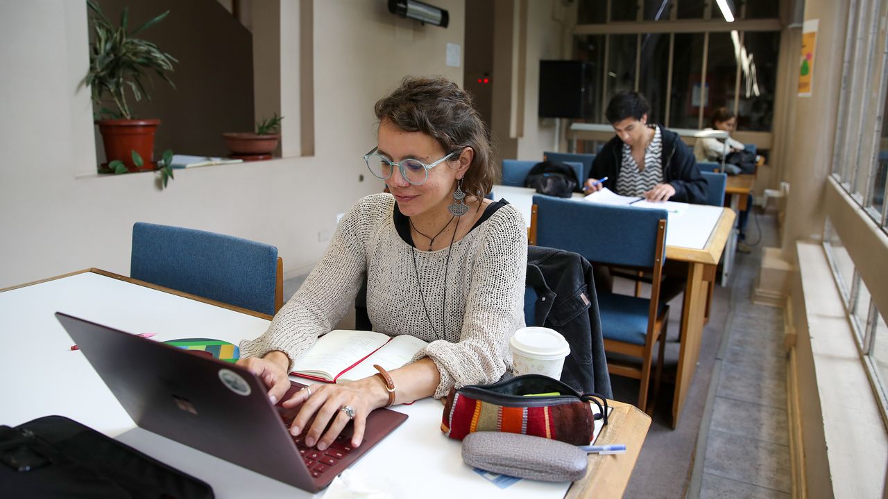 Imagen de estudiantes en sala de estudio individual