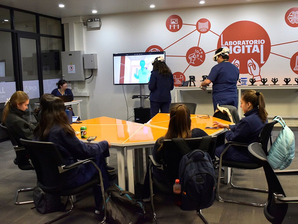 Estudiantes de enfermería en el laboratorio digital