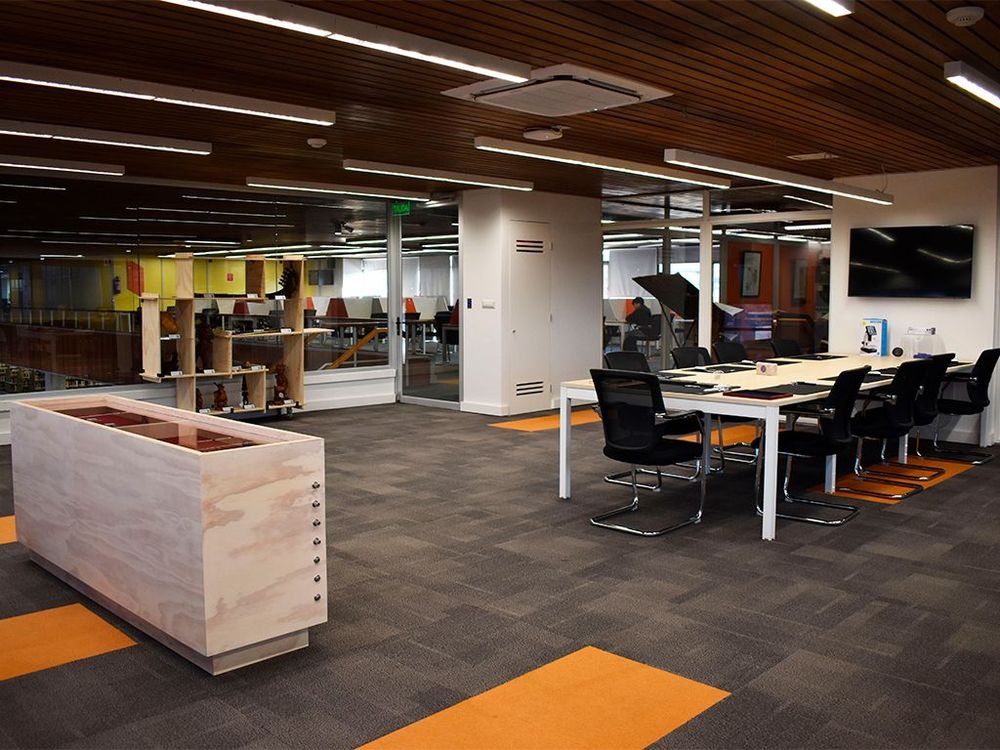 Fotografía del gabinete numismático. Se observa una mesa de trabajo y una vitrina.